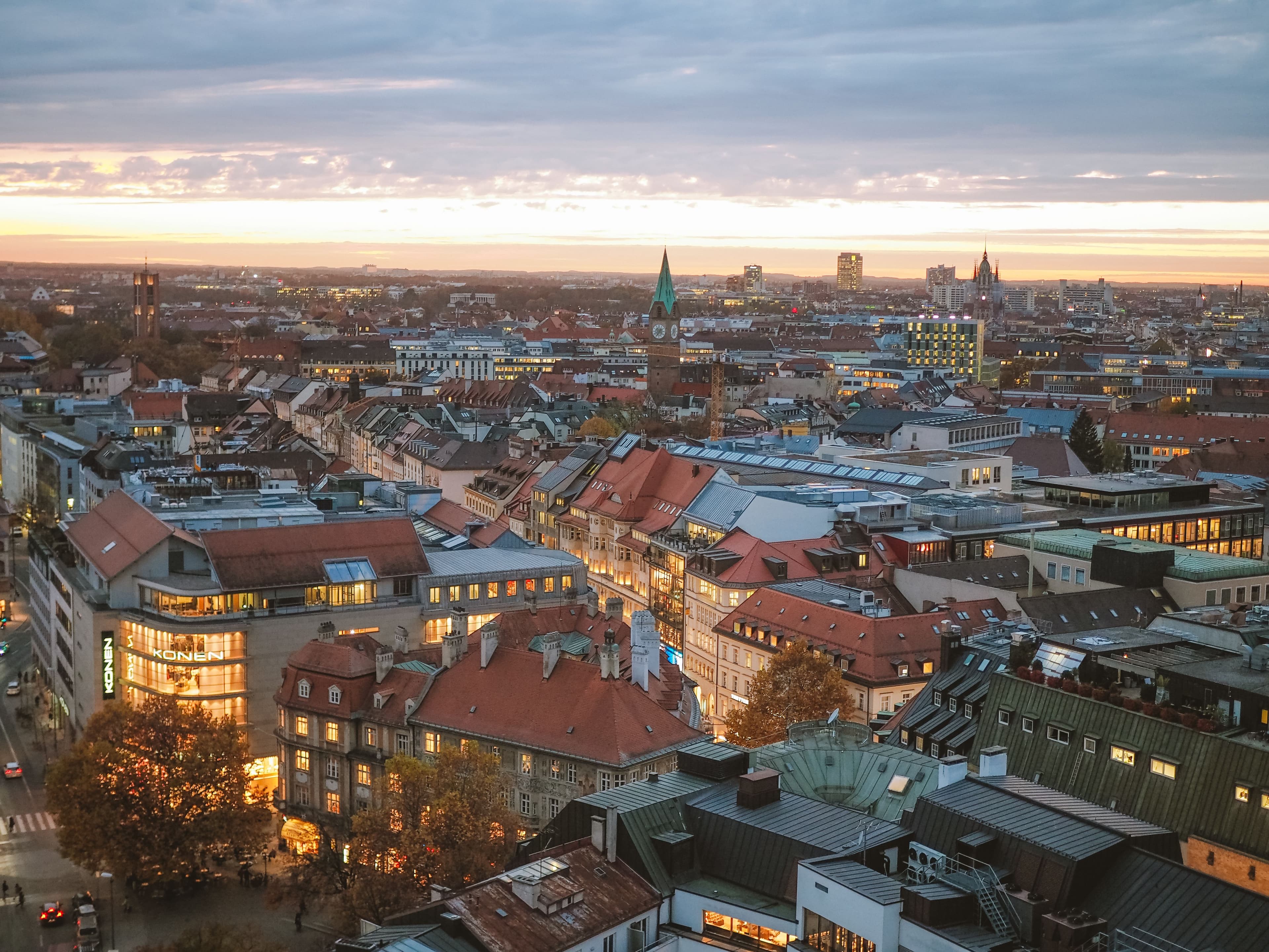 Münchner Dächer im Abendlicht