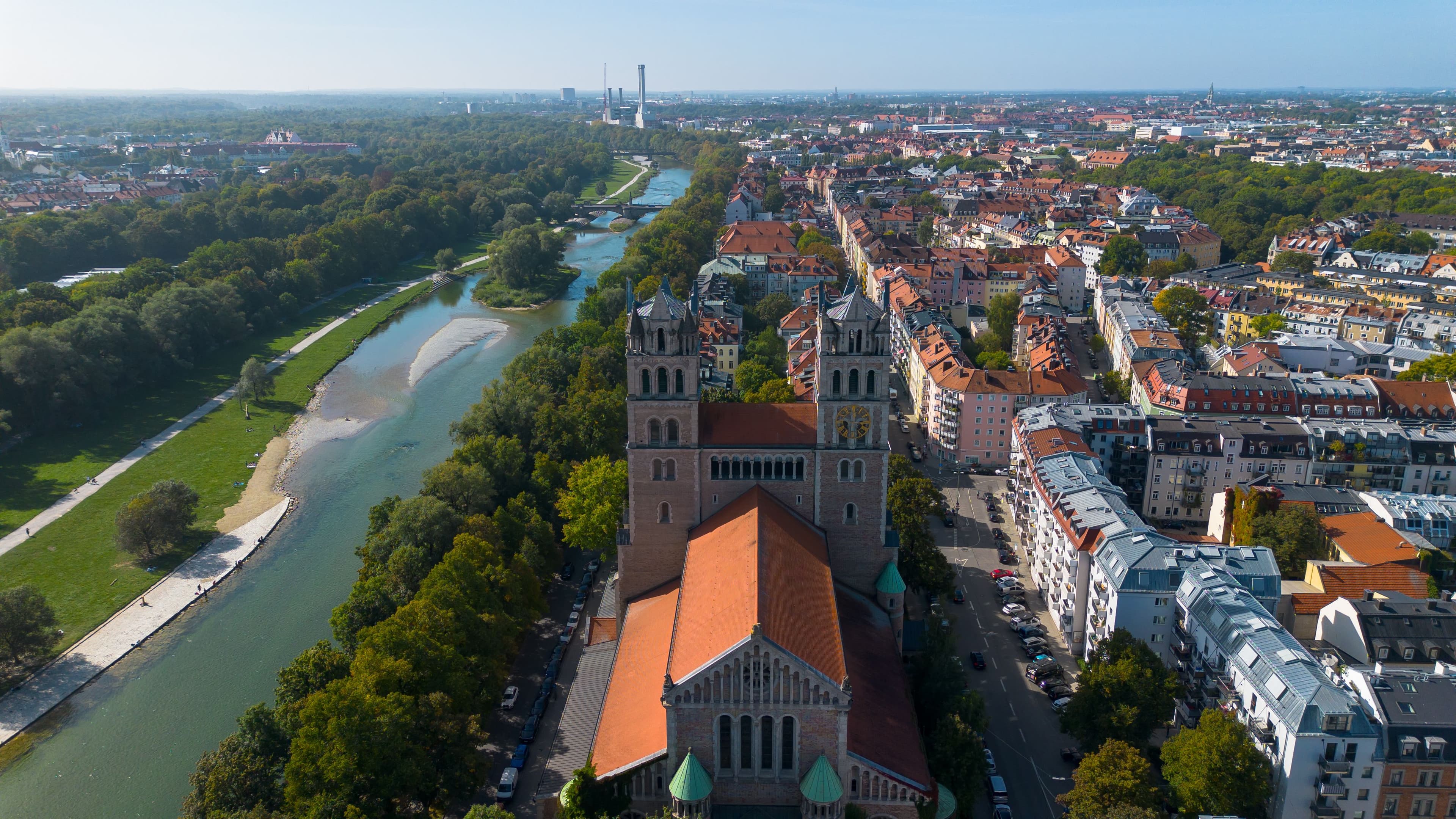 Isarufer in München mit Grünflächen